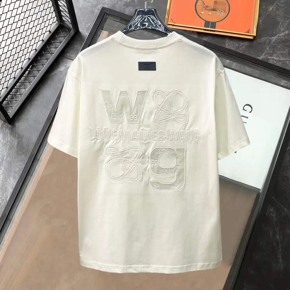 Balenciaga's high-end top-quality products 🐮2026 Spring and Summer New Arrival first counter, the latest New Arrival short-sleeved round neck T-shirt, Premium customized design, avant-garde and fashionable! Brand logo heavy craftsmanship design Premium customized 260g fabric. Soft to the touch. Comfortable to wear. Counter-level exquisite stitching. Fine workmanship. The upper body effect is incomparably handsome! A must-have item for men and women with the same style! Sizes: S~XXL When placing an order, please state your height and weight. The maximum wearing size is 210 pounds (one size larger)